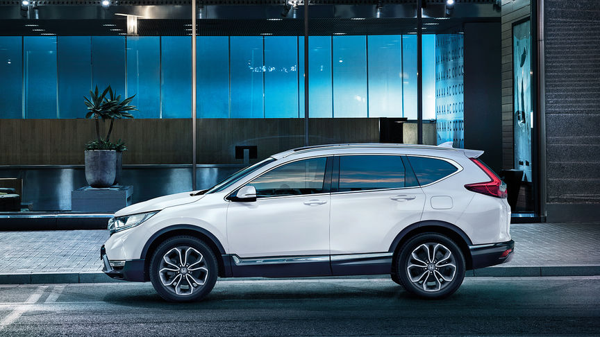 CR-V som kjører i byen, sett skrått forfra.