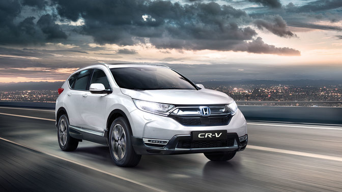 Honda CR-V med fjernlys på sett skrått forfra