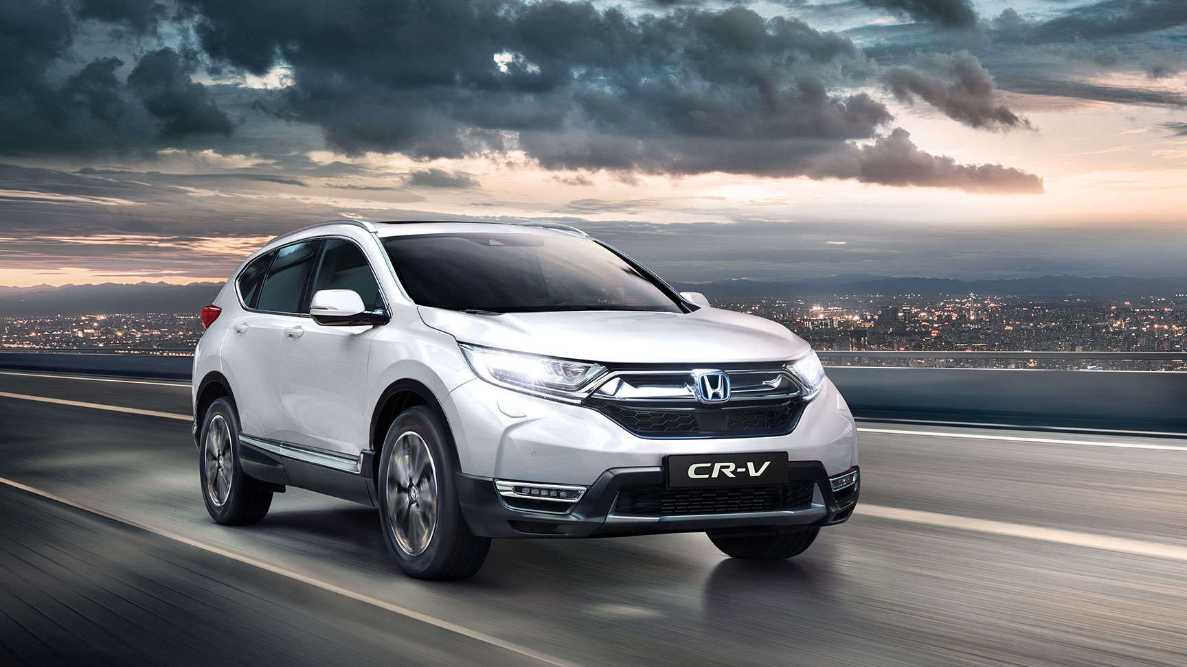 Honda CR-V med fjernlys på sett skrått forfra