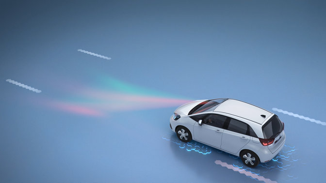 Honda CR-V, sett forfra, som kjører og viser road departure mitigation