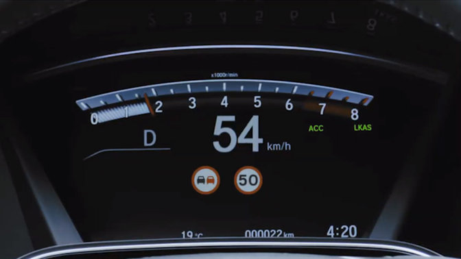 Speedometer som viser funksjonen for trafikkskiltgjenkjenning