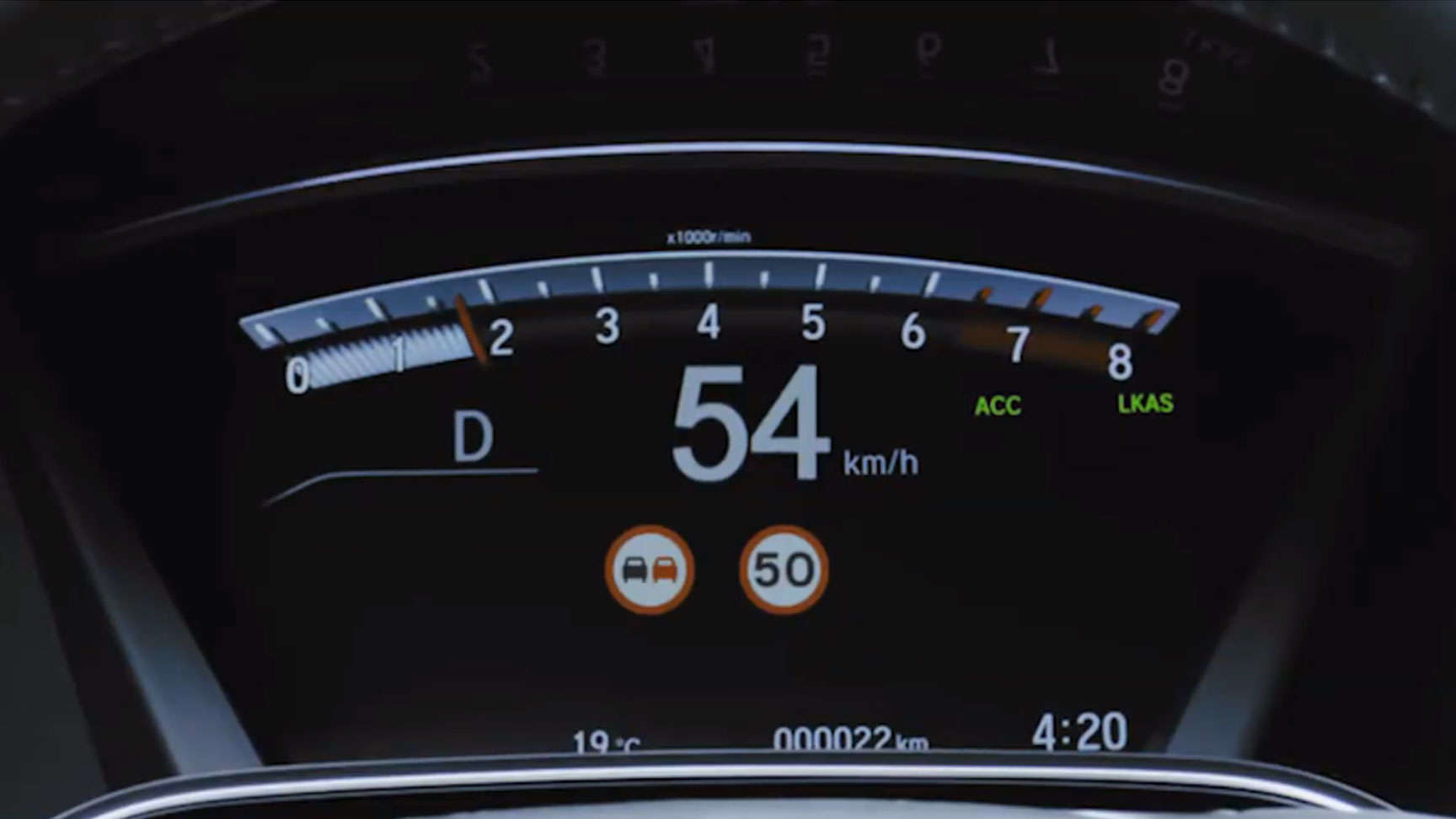 Speedometer som viser funksjonen for trafikkskiltgjenkjenning
