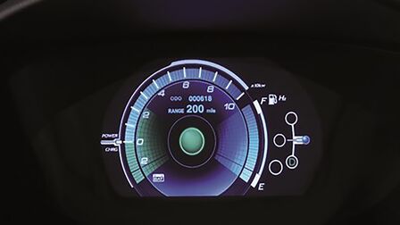 Nærbilde av Honda-instrumentene.