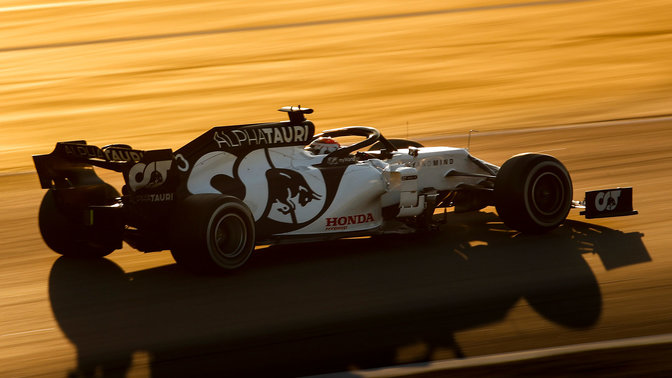 Honda Red Bull Formen 1 bil sett på skrå bakfra.