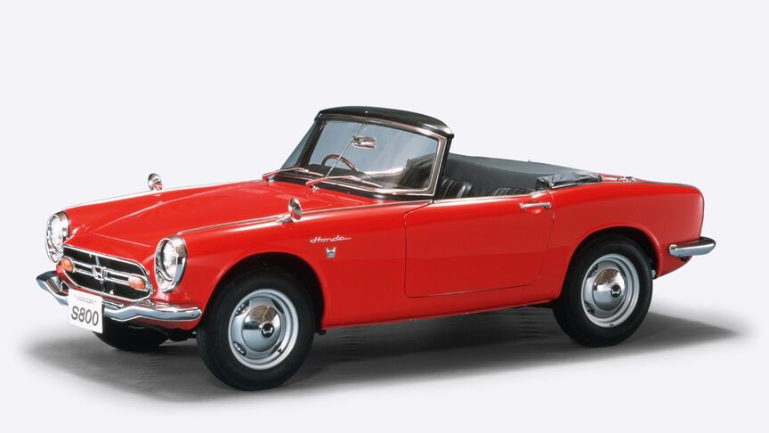Honda S800 sett p&aring; skr&aring; forfra.