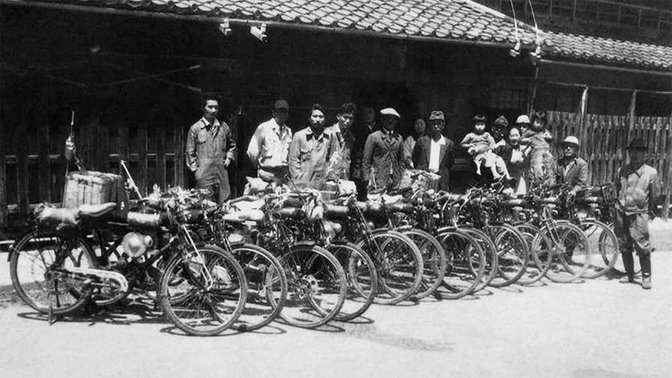 Noen av de opprinnelige ansatte i Honda utenfor Hamamatsu-fabrikken i 1948.