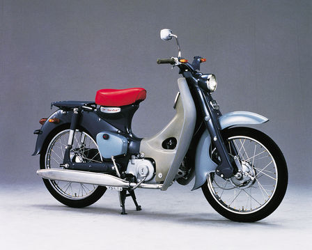 Honda Super Cub sett fra siden.