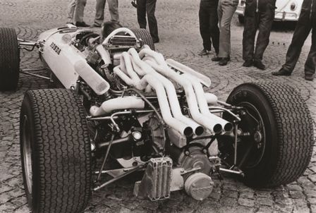 Honda RA273 sett p&aring; skr&aring; bakfra.