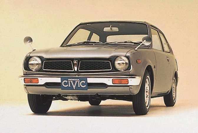 Den første Honda Civic sett på skrå forfra.