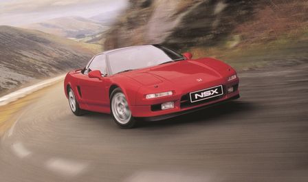 Honda NSX sett p&aring; skr&aring; forfra, p&aring; landet.