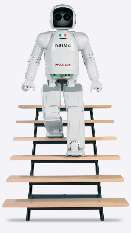 ASIMO går ned en trapp, sett forfra.