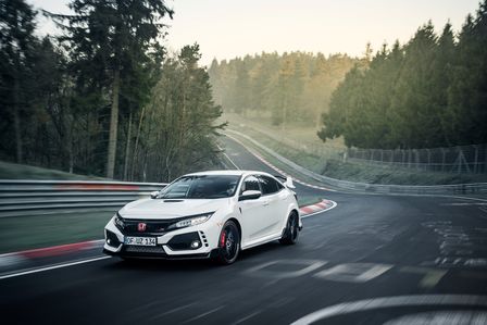 Honda Civic Type R på Nürburgring, sett på skrå forfra.