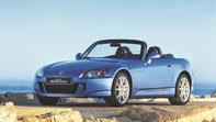 Honda S2000 sett på skrå forfra.