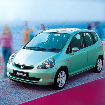 Honda Jazz sett på skrå forfra, ved sjøen.