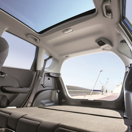 Innvendig i en Honda Jazz sett på skrå bakfra for å vise Magic Seats når de er felt ned.