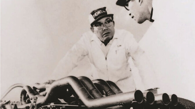 Soichiro Honda jobber på en racerbil.