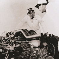 Soichiro Honda jobber på en racerbil.