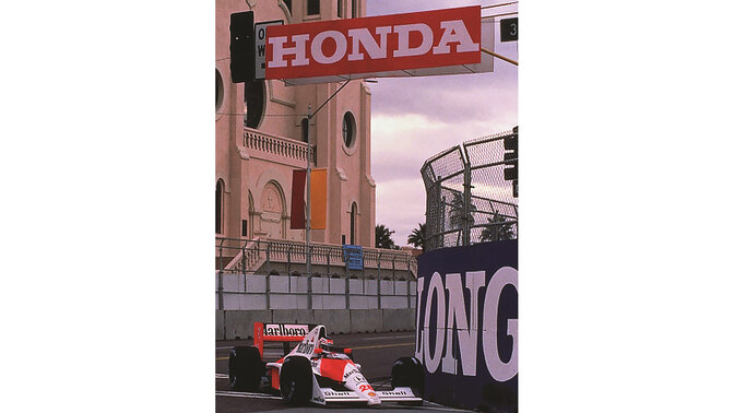 McLaren Honda Formel 1-bil i fart på banen, sett skrått forfra.