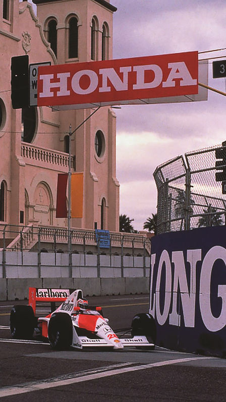 McLaren Honda Formel 1-bil i fart på banen, sett på skrå forfra.