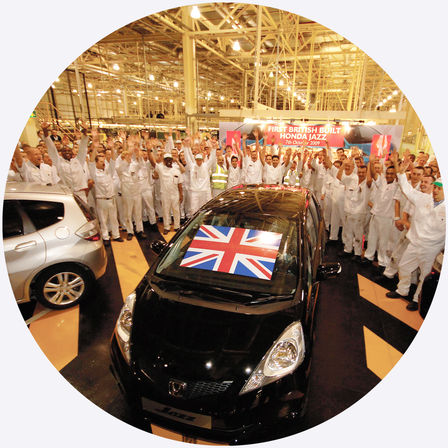 Honda Jazz med fabrikkmedarbeidere sett ovenfra.