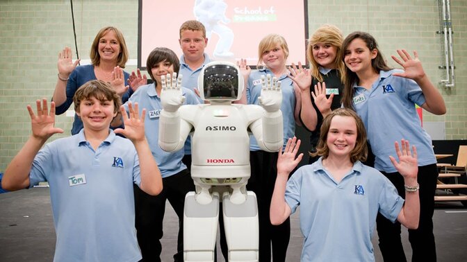 ASIMO og elever på Hondas School of Dreams.