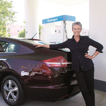 Jamie Lee Curtis med hennes Honda Clarity FCX.