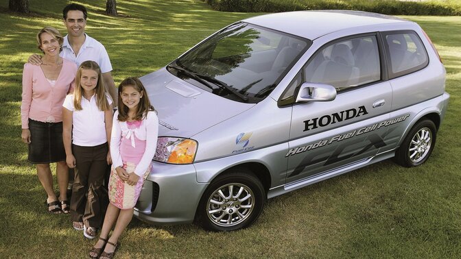 Den første familien som kjøpte en Honda FCX.