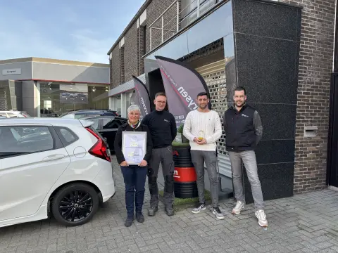 Honda-forhandler blir overrakt Yushu-prisen.