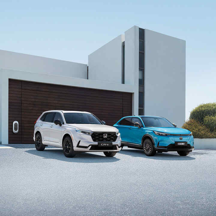 SUV-modellene parkert ved en innsjø